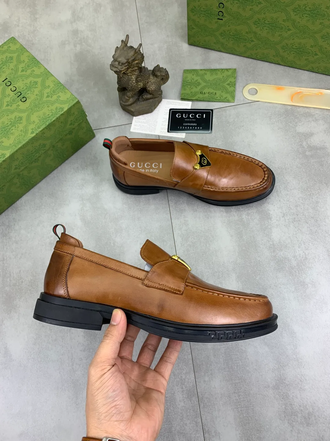 Men's shoes💰P500💰【New model, soft and comfortable Gucci classic business leather shoes hot selection (Gucci) official website latest Gucci 🎁 business leather shoes, hot style 💥 simple and elegant style, exclusive for trendy men. Unique official website latest brand original double G embossed element 👑Gucci Original decoration, fashionable and generous, made of original calfskin ✅ fully imported first-layer pigskin lining, official website designated wear-resistant, rubber business outsole, real-life photos of classic models at the counter 🎬38-44 (customized for 45) 3⃣️ colors available